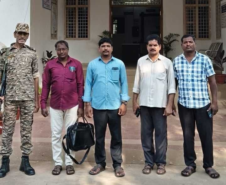 ఏటూరునాగారంలో సర్వేయర్ల అరెస్ట్ - Udayam
