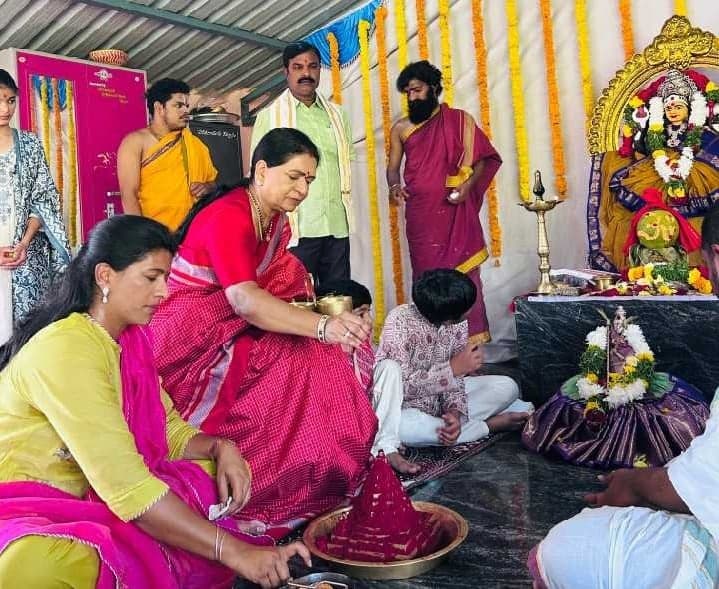 జమ్ములమ్మ దేవతలను దర్శించుకున్న డీకే అరుణ - Udayam