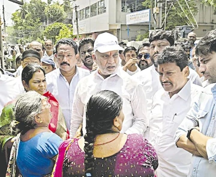 చిరువ్యాపారులపై వేధింపులా? - Udayam Digital