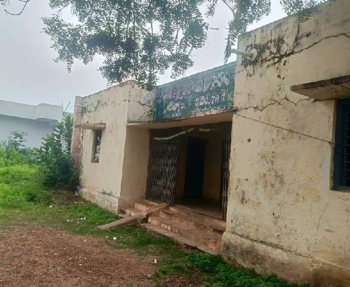 చిట్యాలలో శిథిలావస్థలో పీఏసీఎస్ భవనం - Udayam