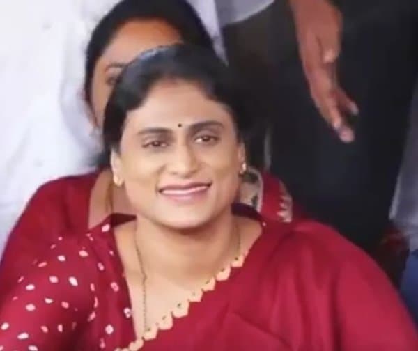 వైఎస్సార్ ఘాట్ వద్ద షర్మిల, విజయమ్మ నివాళులు - Udayam Digital