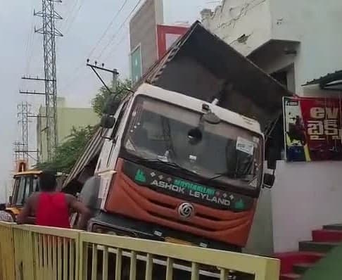 అద్దంకిలో తప్పిన భారీ ప్రమాదం - Udayam