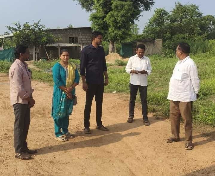 మోడల్ కాలనీ స్థలంపై అధికారుల పరిశీలన - Udayam