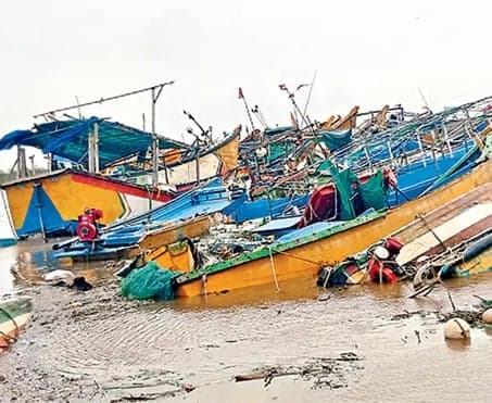 అర్నబ్ తుపానుతో పెను విధ్వంసం - Udayam