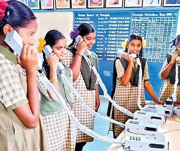గురుకులాల్లో టెలిఫోన్ బూత్లు - Udayam Digital