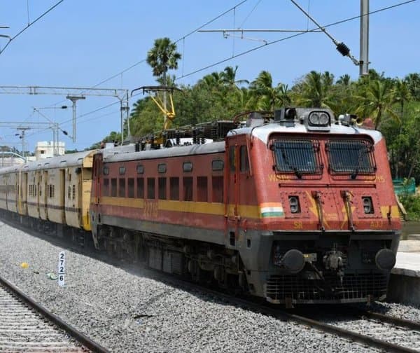 సర్కార్ ఎక్స్ప్రెస్లో దోపిడీ యత్నం: పోలీసుల కాల్పులు - Udayam Digital