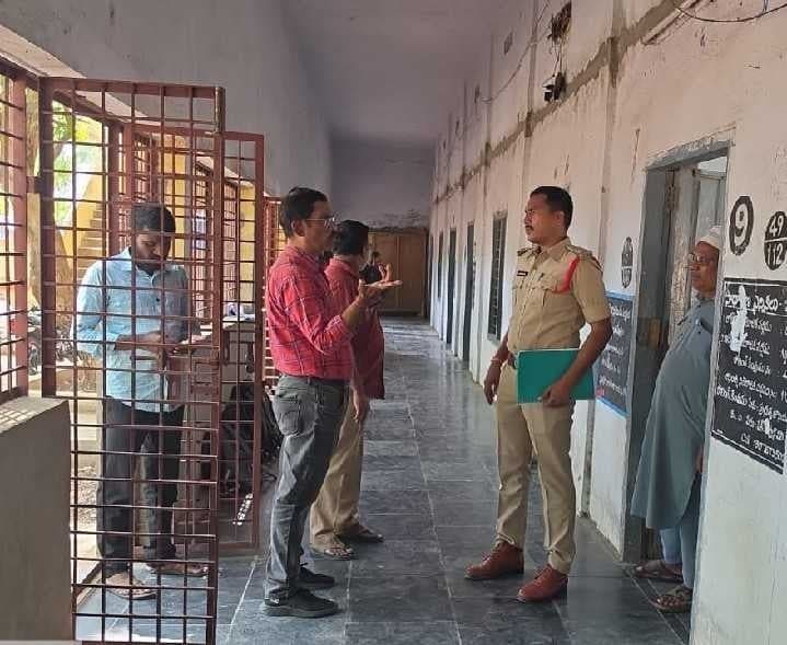 కంభంలో పోలింగ్ కేంద్రాలను తనిఖీ చేసిన SI - Udayam
