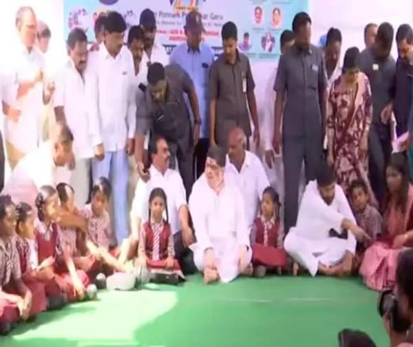 ప్రభుత్వ బడుల్లో అల్పాహార పథకం ప్రారంభించిన మంత్రి పొన్నం