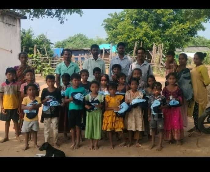 విద్యార్థులకు స్కూల్ యూనిఫాంల పంపిణీ - Udayam