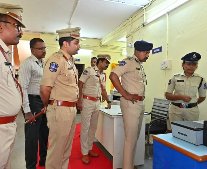 పోచంపల్లి పోలీస్ స్టేషన్ను తనిఖీ చేసిన డీఐజీ, ఎస్పీ - gallery image 4