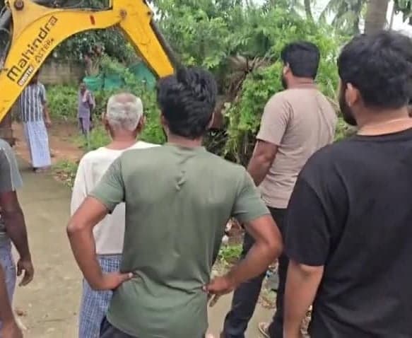 బూర్గుడెంలో ఇళ్లలోకి చేరిన వర్షపు నీరు - Udayam