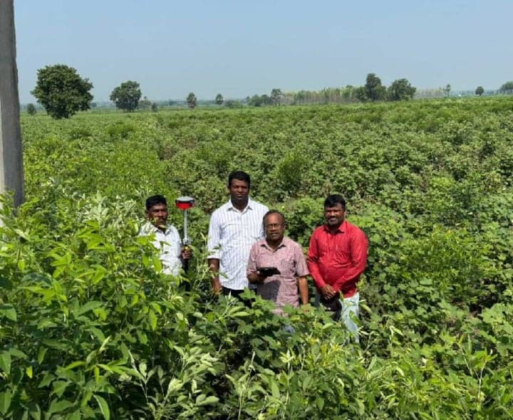 గునిపర్తిలో కొనసాగుతున్న భూ సర్వే - Udayam