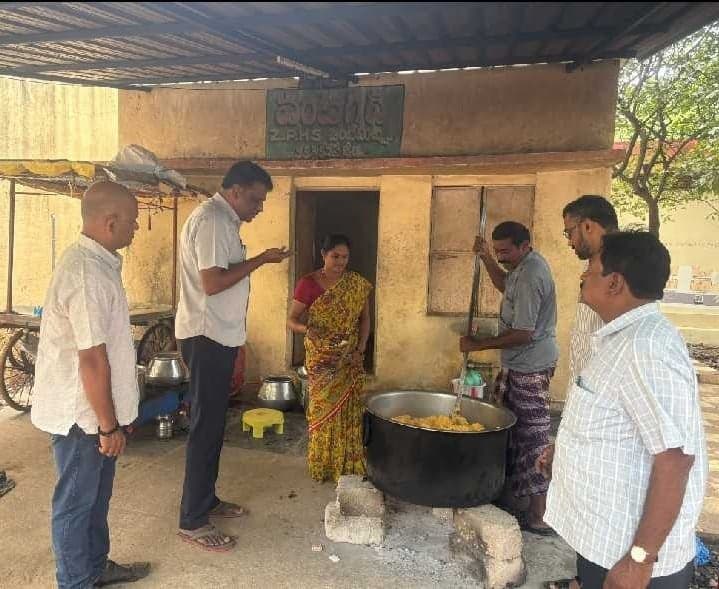ఒంటిమిట్టలో మధ్యాహ్న భోజనంపై తనిఖీ - Udayam