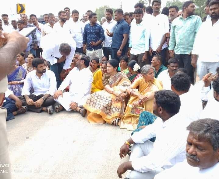 రోడ్డుపై MLC రామసుబ్బారెడ్డి బైఠాయింపు - Udayam