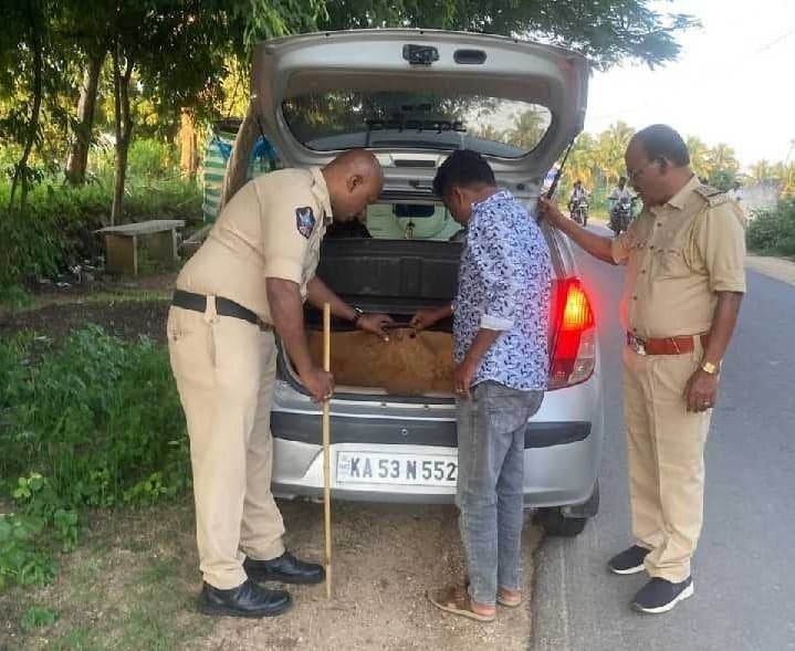 చెక్పోస్టుల వద్ద ముమ్మర తనిఖీలు - Udayam