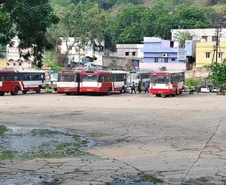 ఇబ్రహీంపట్నం డిపోలో బస్సుల కొరత - Udayam