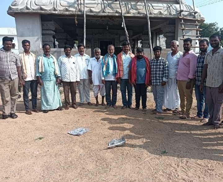 హనుమాన్ మందిరానికి దాతల విరాళాలు - Udayam