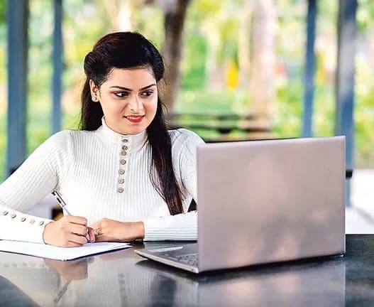 ఉద్యోగ దరఖాస్తుల్లో మహిళల వాటా 43.5 శాతం - Udayam