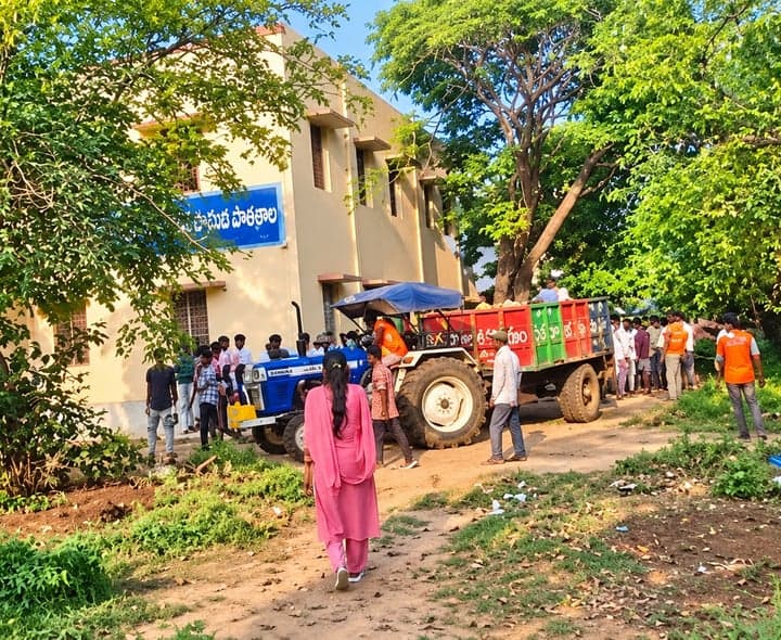 స్వచ్ఛతా హీ సేవాలో విద్యార్థుల శ్రమదానం - Udayam
