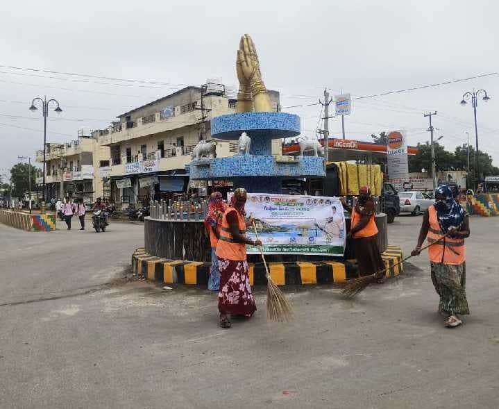 చెత్త వేయొద్దని కమిషనర్ సూచన - Udayam