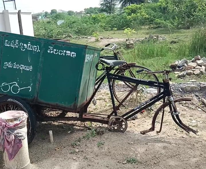 గంటరావుపల్లిలో నిరుపయోగంగా చెత్త రిక్షాలు - Udayam