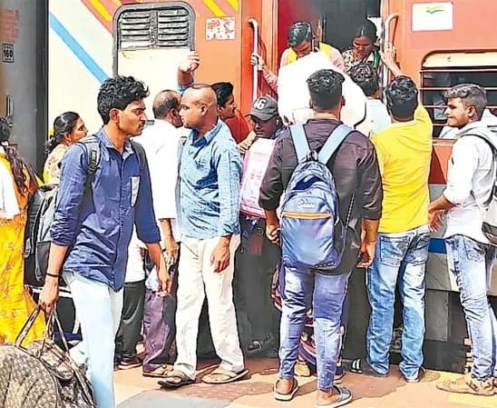 దసరా రద్దీ వేళ రైలు టికెట్ల కష్టాలు - Udayam