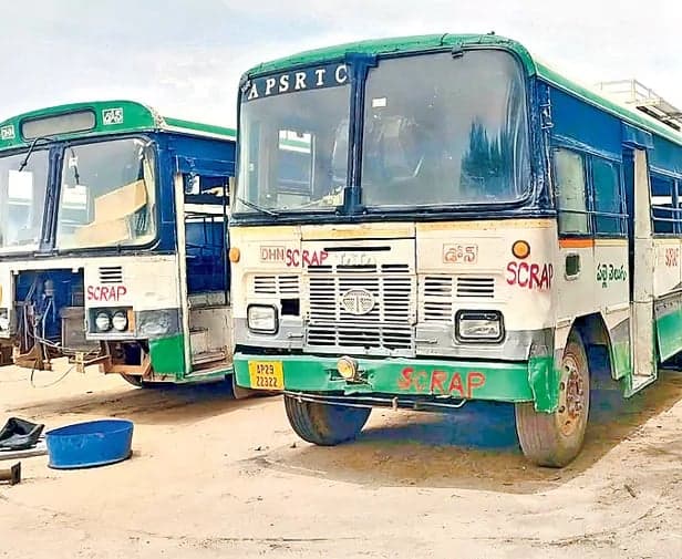 బస్సుల కొరతతో ప్రయాణికుల అవస్థలు - Udayam