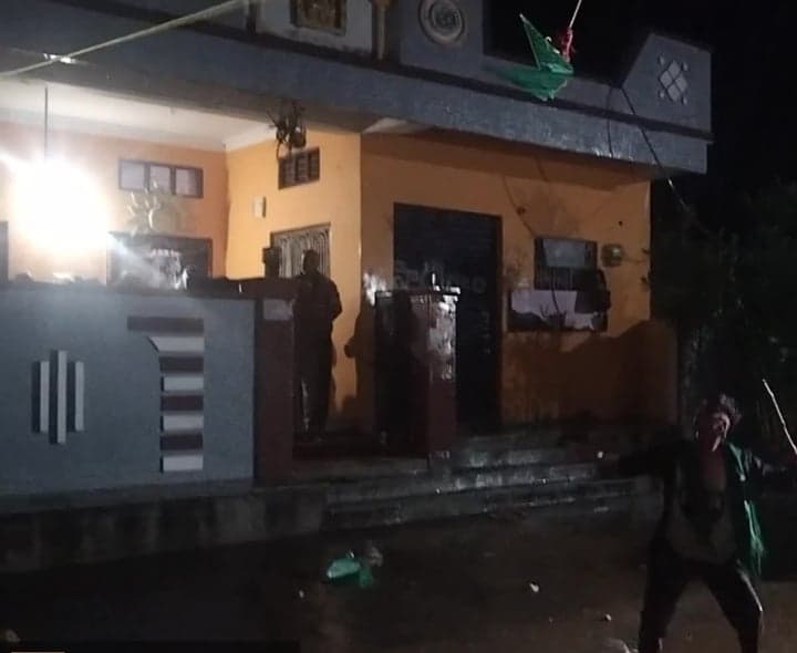 ధూళిమిట్టలో వర్షంలోనూ ఉట్టి కొట్టిన చిన్నారులు - Udayam