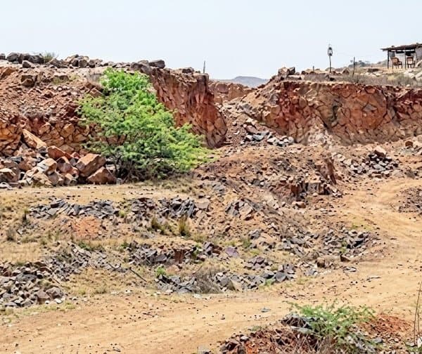 కబ్జాల కోరల్లో గొలుసుకట్టు చెరువులు - Udayam Digital