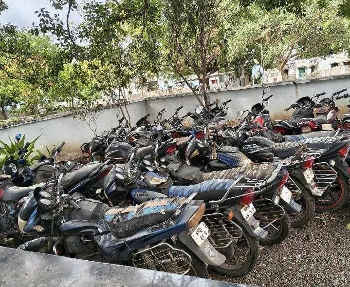 స్టేషన్లోనే తుప్పు పడుతున్న బైకులు - Udayam