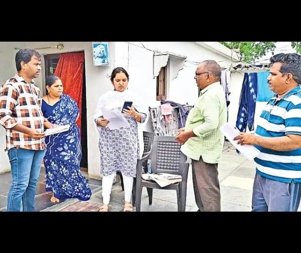 ఓటర్ల నమోదులో బీఎల్వోల పాట్లు - Udayam Digital