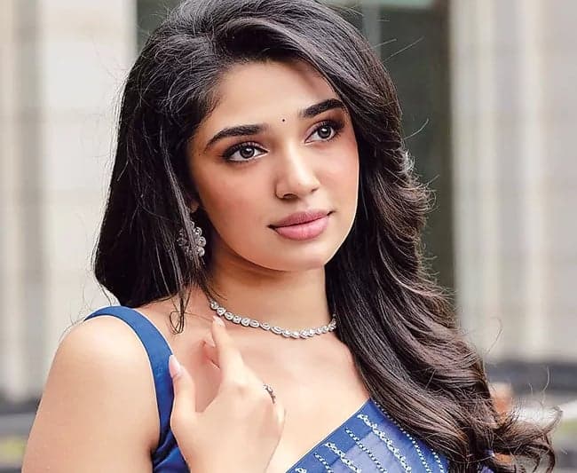 హిందీలో ప్రేమకథతో కృతిశెట్టి - Udayam