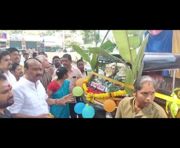గొలుగొండలో మహిళలకు ఆటోల పంపిణీ - Udayam