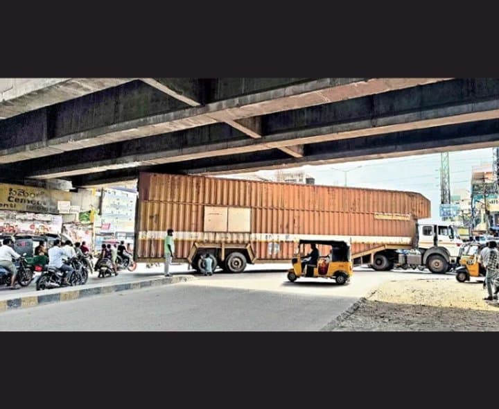 వంతెన కింద ఇరుక్కున్న భారీ ట్రక్కు