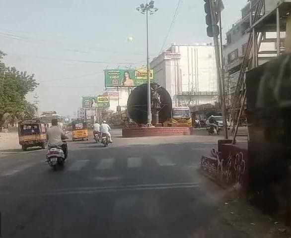 ఫ్లెక్సీలతో సిగ్నల్స్కు అడ్డంకి - Udayam