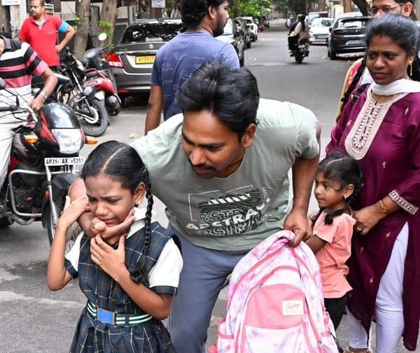 బడి బాట పట్టిన చిన్నారులు: మొదటి రోజు విశాఖలో ఎమోషనల్ సీన్! - Udayam Digital