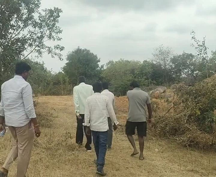 ప్రభుత్వ భూములు కాపాడాలని వినతి - Udayam