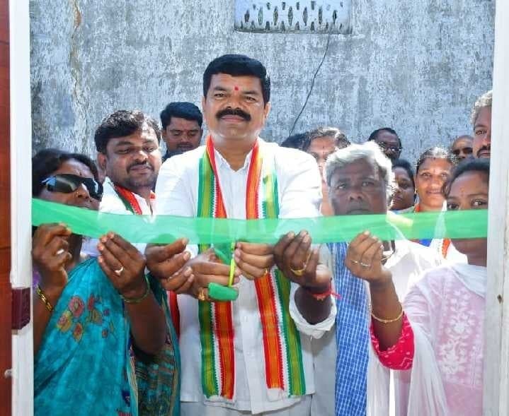 ఇందిరమ్మ ఇళ్లను ప్రారంభించిన ఎమ్మెల్యే పాయం - Udayam