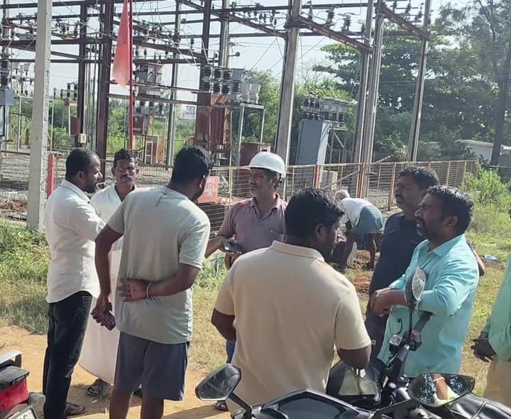 విద్యుత్ సమస్యలపై రైతుల ధర్నా - Udayam