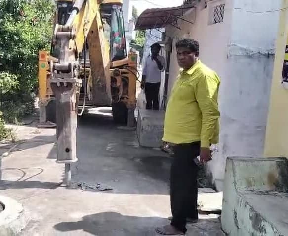 జామా మసీదు వెనుక బస్తీలో పైపులైన్ పనులు - Udayam