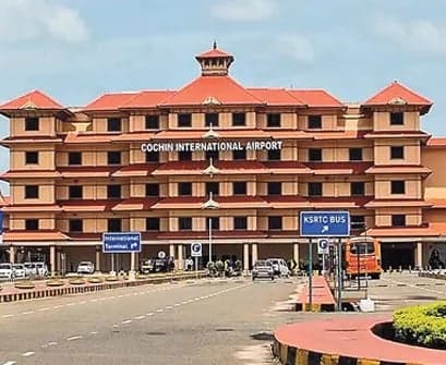కొచ్చి విమానాశ్రయంలో రోబో సేవలు - Udayam