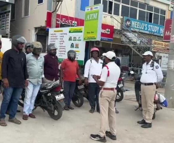 విజయవాడలో ట్రాఫిక్పై అవగాహన కార్యక్రమం - Udayam