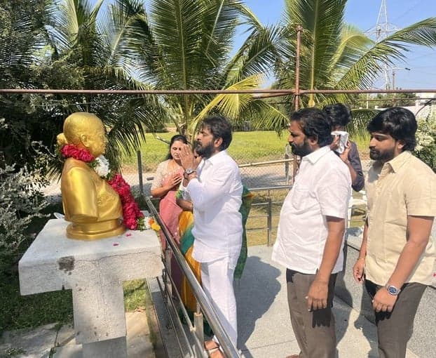 తల్లి వర్ధంతి సందర్భంగా నివాళులర్పించిన శ్రీనివాస్ గౌడ్ - Udayam