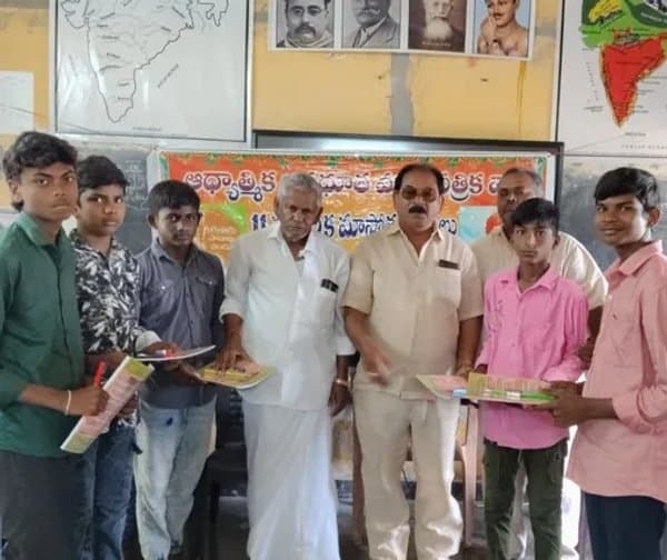 పదో తరగతి విద్యార్థులకు డైరీలు, సామాగ్రి అందజేత