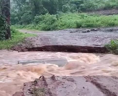 కొట్టుకుపోయిన గొల్లపల్లి వంతెన - Udayam
