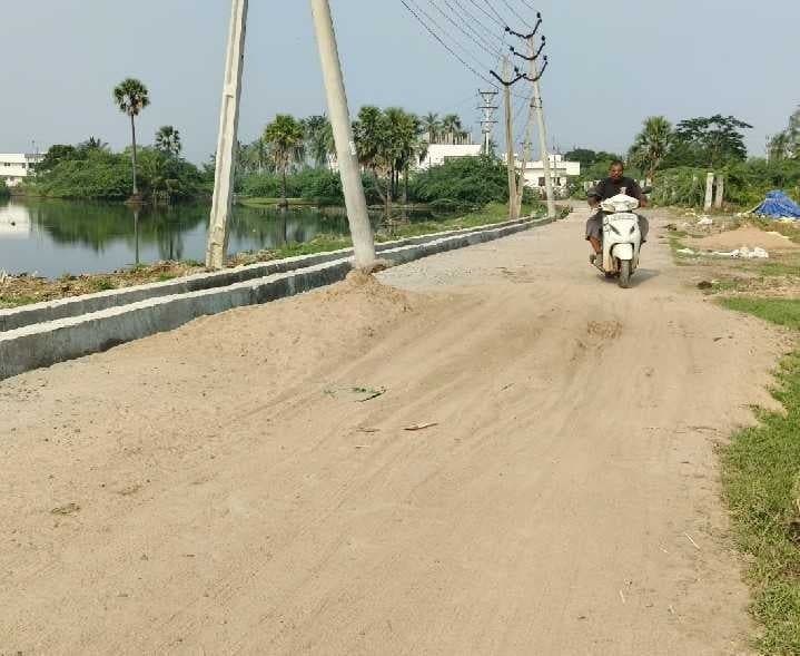 తూరంగిలో రోడ్డుపై సామగ్రితో ప్రమాదాల ముప్పు - Udayam