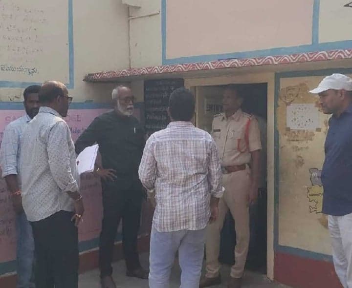 పొన్నూరులో పోలింగ్ కేంద్రాల తనిఖీ - Udayam