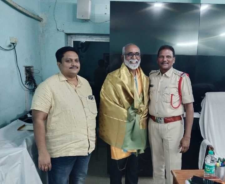 పొన్నూరు కమిషనర్ రమేశ్ బాబుకు ప్రశంసలు - Udayam