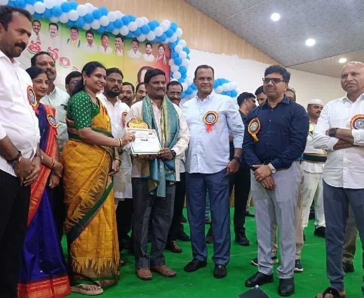 ఉత్తమ ఉపాధ్యాయ అవార్డుతో మురళయ్యకు సత్కారం - Udayam