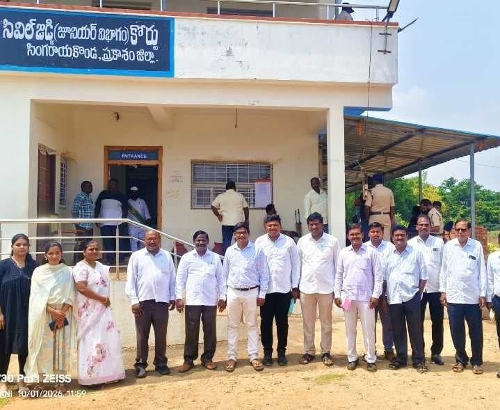 సింగరాయకొండలో న్యాయవాదుల నిరసన - Udayam